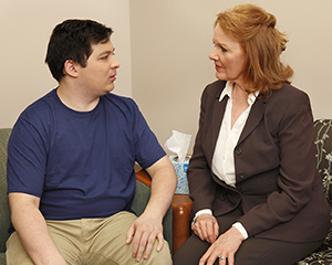 Hombre conversando con un profesional de salud mental.