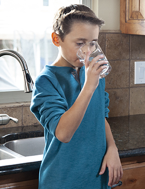 Niño bebiendo agua.